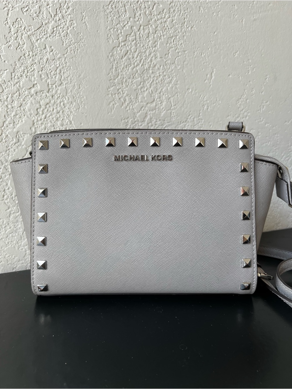 Michael Kors Black Selma Studded Saffiano Medium Messenger Bag - Pearl Grey